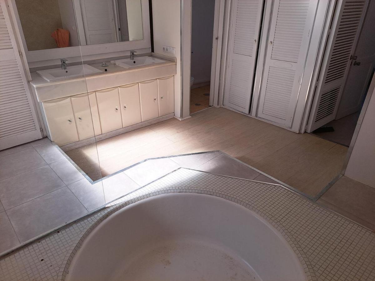 Private Suites In Huge Penthouse 1St Line Puerto Banus, Incredible Views, Jacuzzis Marbella Bagian luar foto