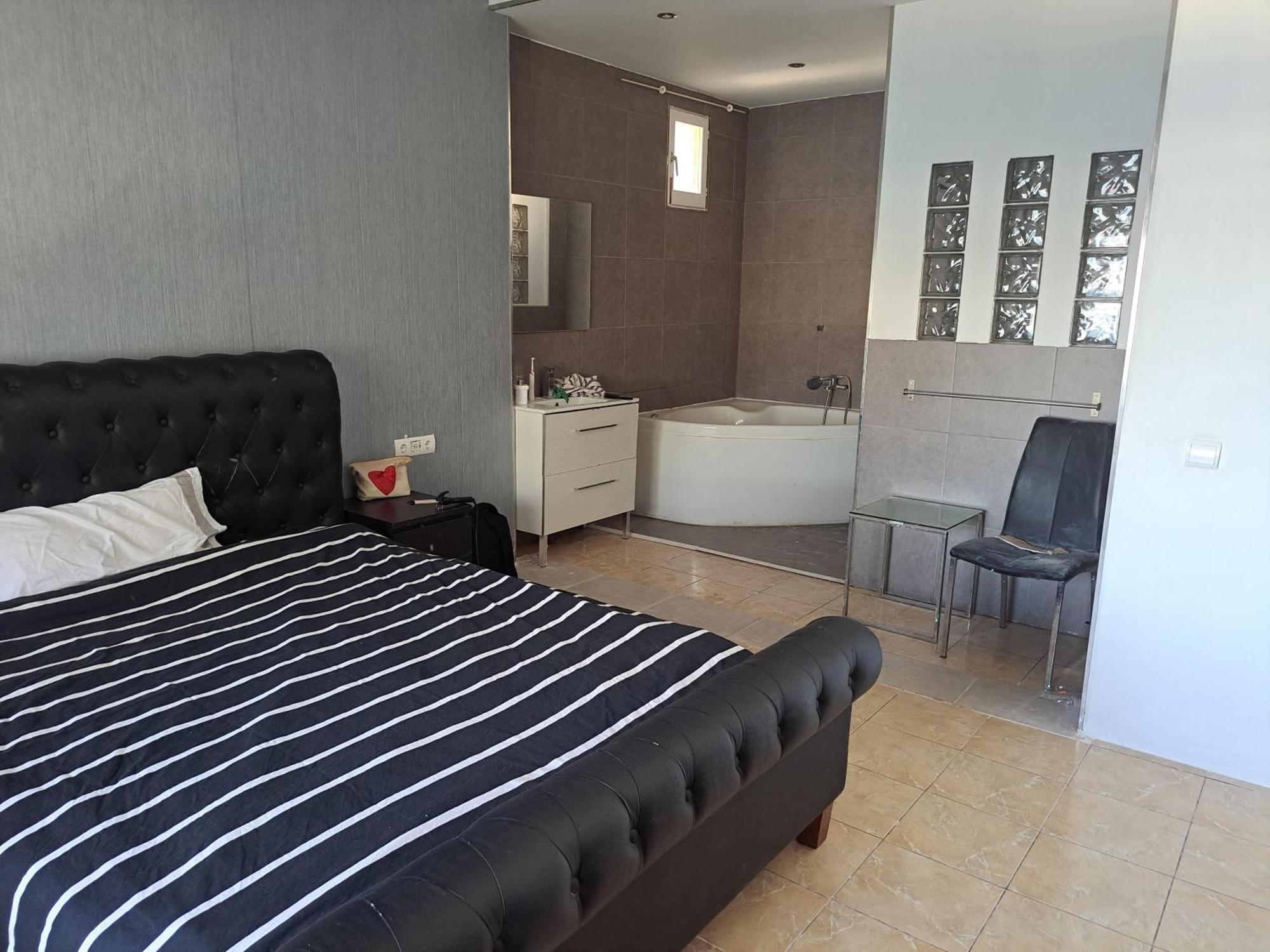 Private Suites In Huge Penthouse 1St Line Puerto Banus, Incredible Views, Jacuzzis Marbella Bagian luar foto